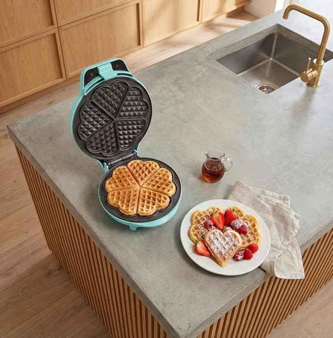 Bestron Waffeleisen für klassische Herzwaffeln, Waffelmaker mit Antihaftbeschichtung für Waffeln in Herzform, Retro Design, 700 Watt, Farbe: Mint