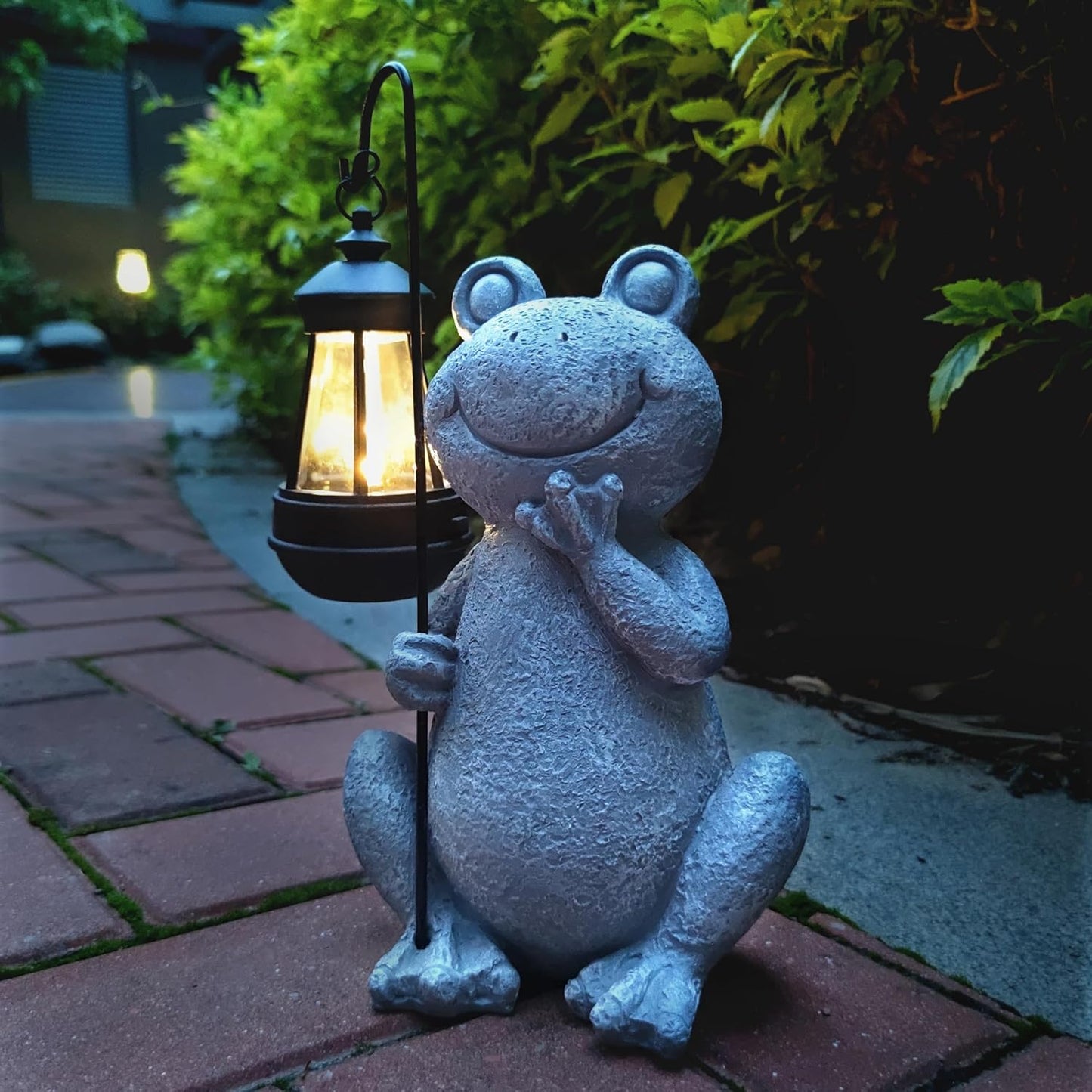 Frog Solar Garden Statues,Resin Frog Figurine Decorations with Solar Lights Lantern, Outdoor Garden Decor Art for Lawn,Yard, Unique Housewarming Gift for Women Mom Grandma