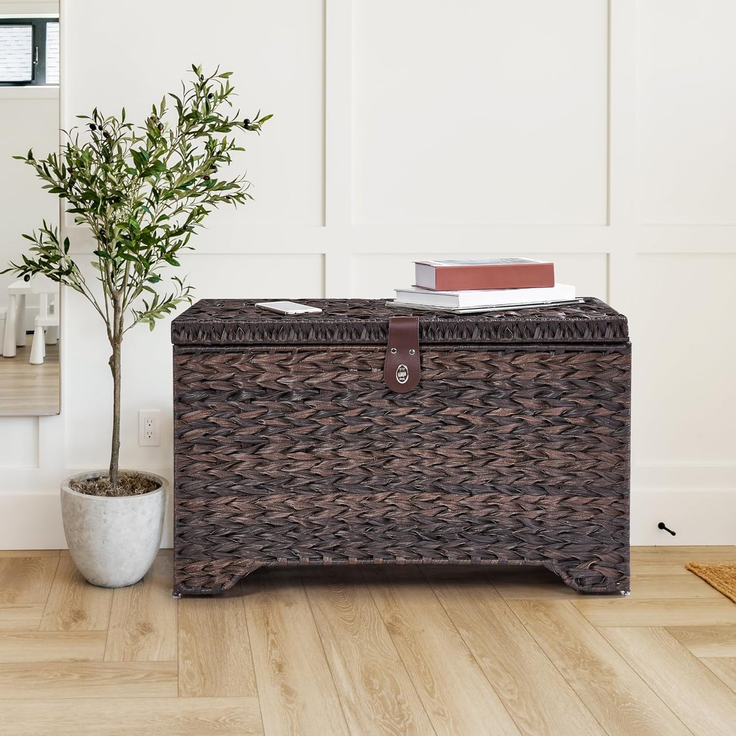 Handwoven Storage Basket with Lid, 165L Plastic Rattan Storage Bin, Leather Buckle & Metal Frame, Large Metal Ring Handles, Storage Trunk for Bedroom, Laundry Room