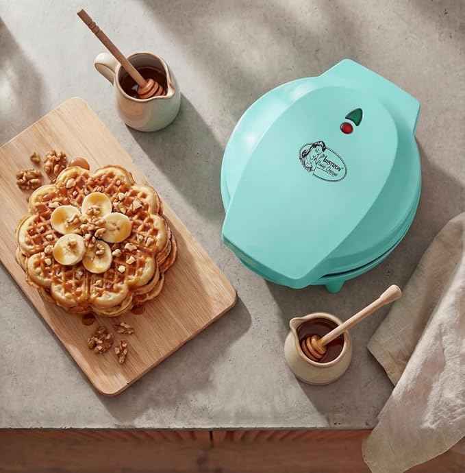 Bestron Waffeleisen für klassische Herzwaffeln, Waffelmaker mit Antihaftbeschichtung für Waffeln in Herzform, Retro Design, 700 Watt, Farbe: Mint