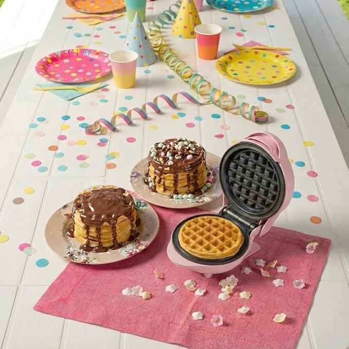 Bestron Mini-Waffeleisen für klassische Waffeln, kleiner Waffelmaker mit Antihaftbeschichtung, für Kindergeburtstage, Familienfeiern, Ostern oder Weihnachten, Retro Design, 550 Watt, Farbe: Rosa