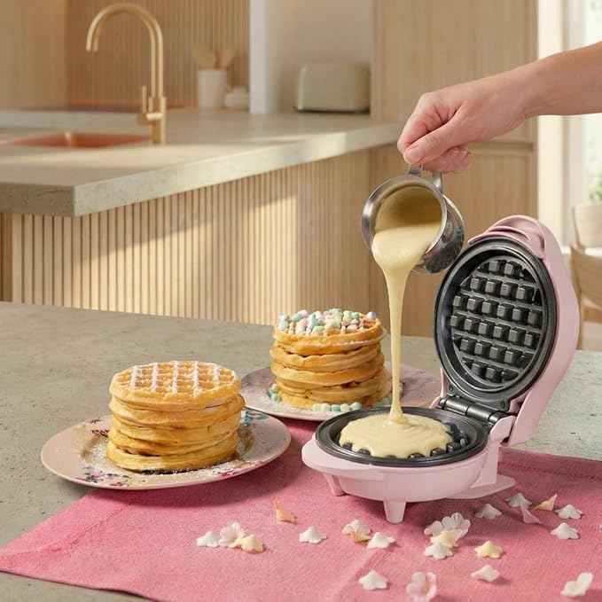 Bestron Mini-Waffeleisen für klassische Waffeln, kleiner Waffelmaker mit Antihaftbeschichtung, für Kindergeburtstage, Familienfeiern, Ostern oder Weihnachten, Retro Design, 550 Watt, Farbe: Rosa