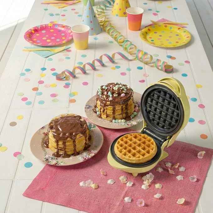 Bestron Mini Waffle Maker, Classic Waffles, Non-Stick Coating, Kids Parties, Family Party, Retro Design, 550 Watt, Yellow