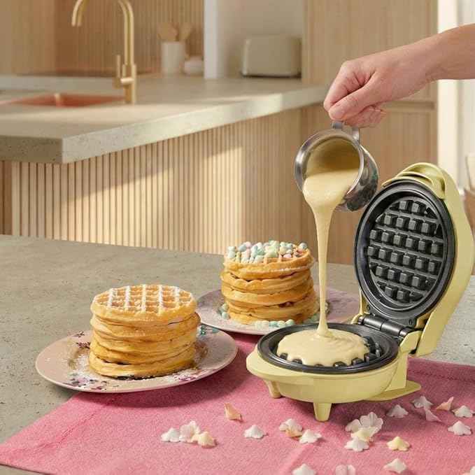 Bestron Mini Waffle Maker, Classic Waffles, Non-Stick Coating, Kids Parties, Family Party, Retro Design, 550 Watt, Yellow