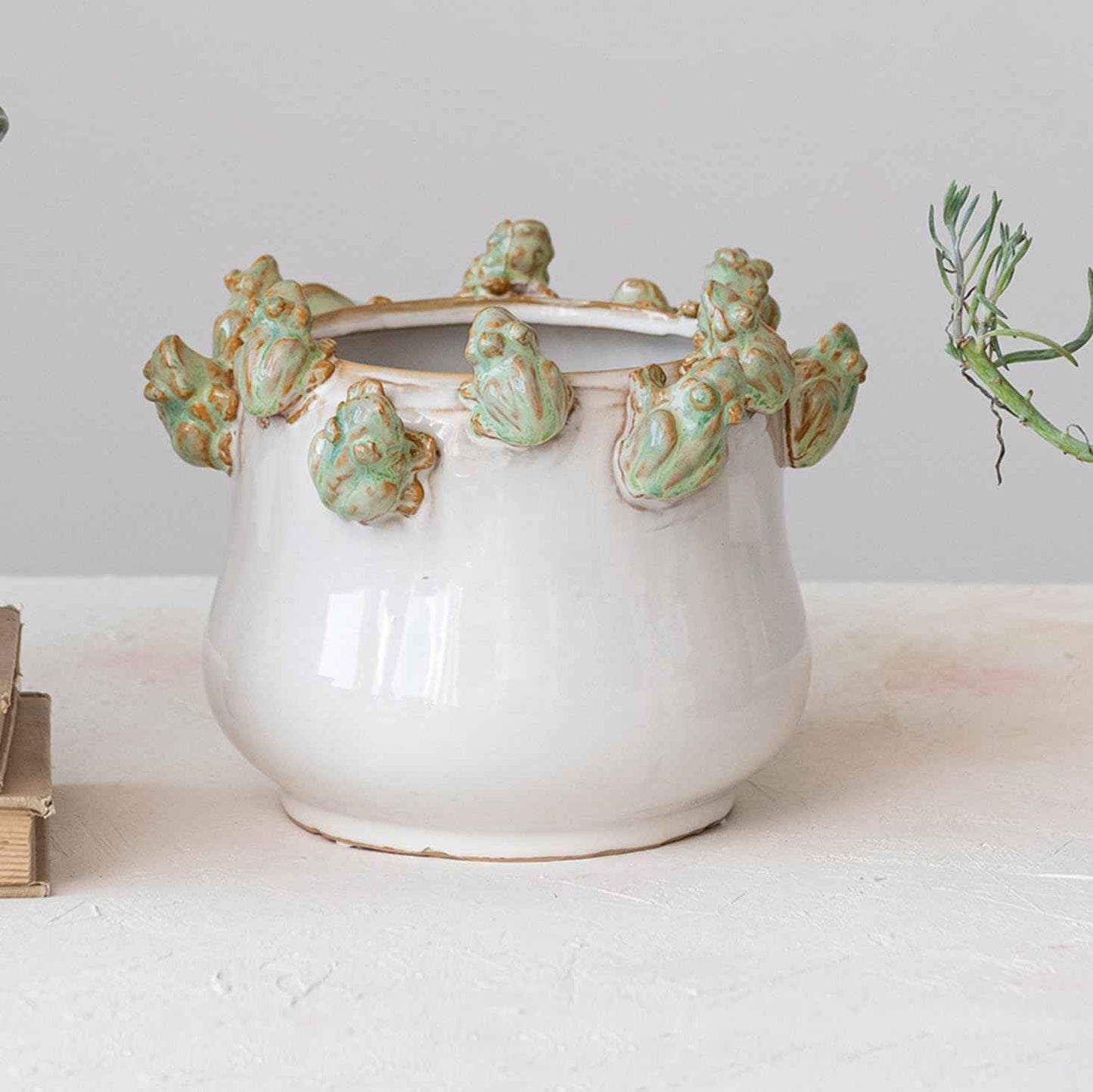 Creative Co-Op Stoneware Planter with Frogs on Rim and Reactive Glaze, Green and White