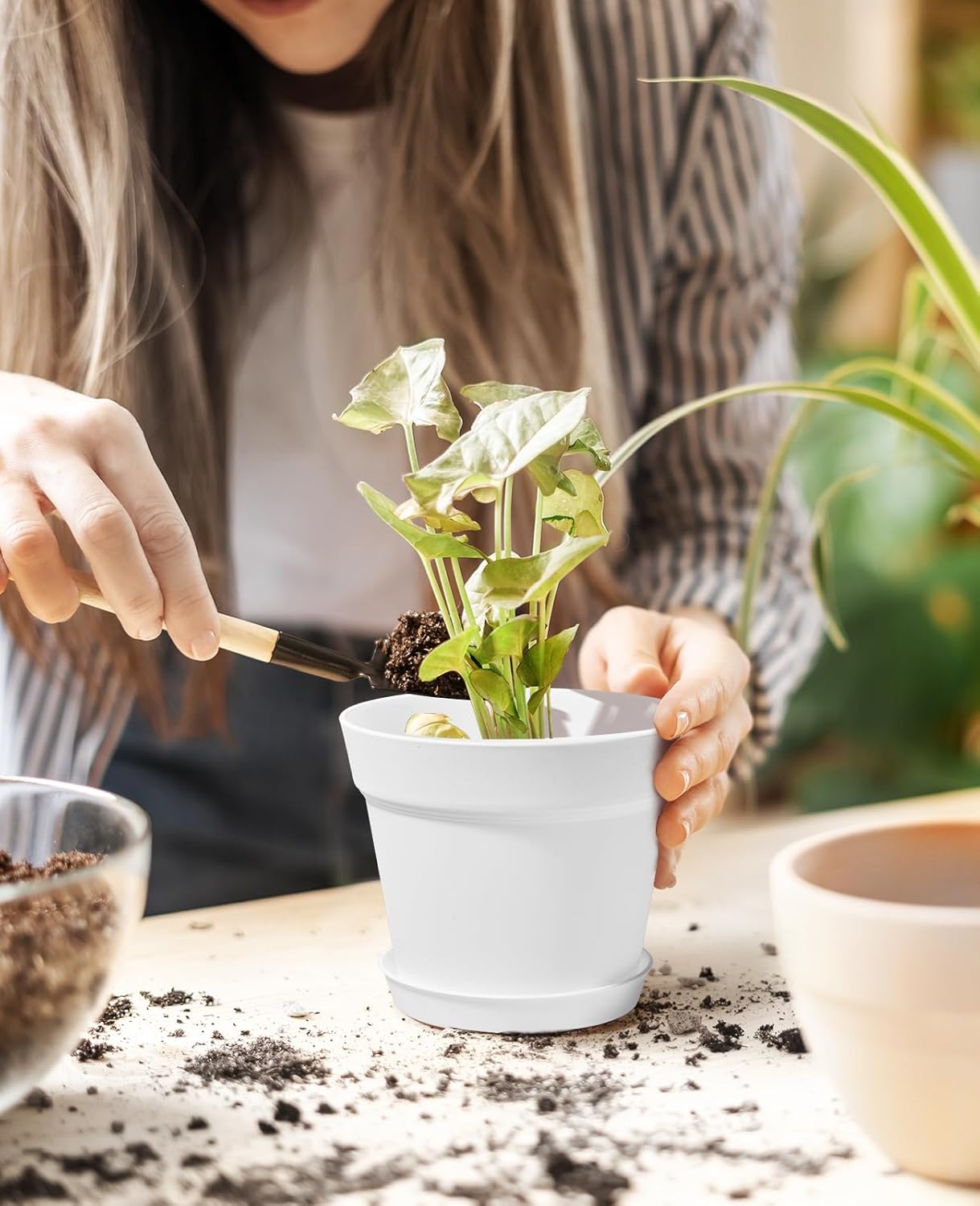 homenote Plant Pots,6 Inch Flower Pots for Plants Plastic Planters for Indoor with Multiple Drainage Holes and Trays, for All Home Garden Flowers Succulents,Outdoor(White&Black,16 Pack)