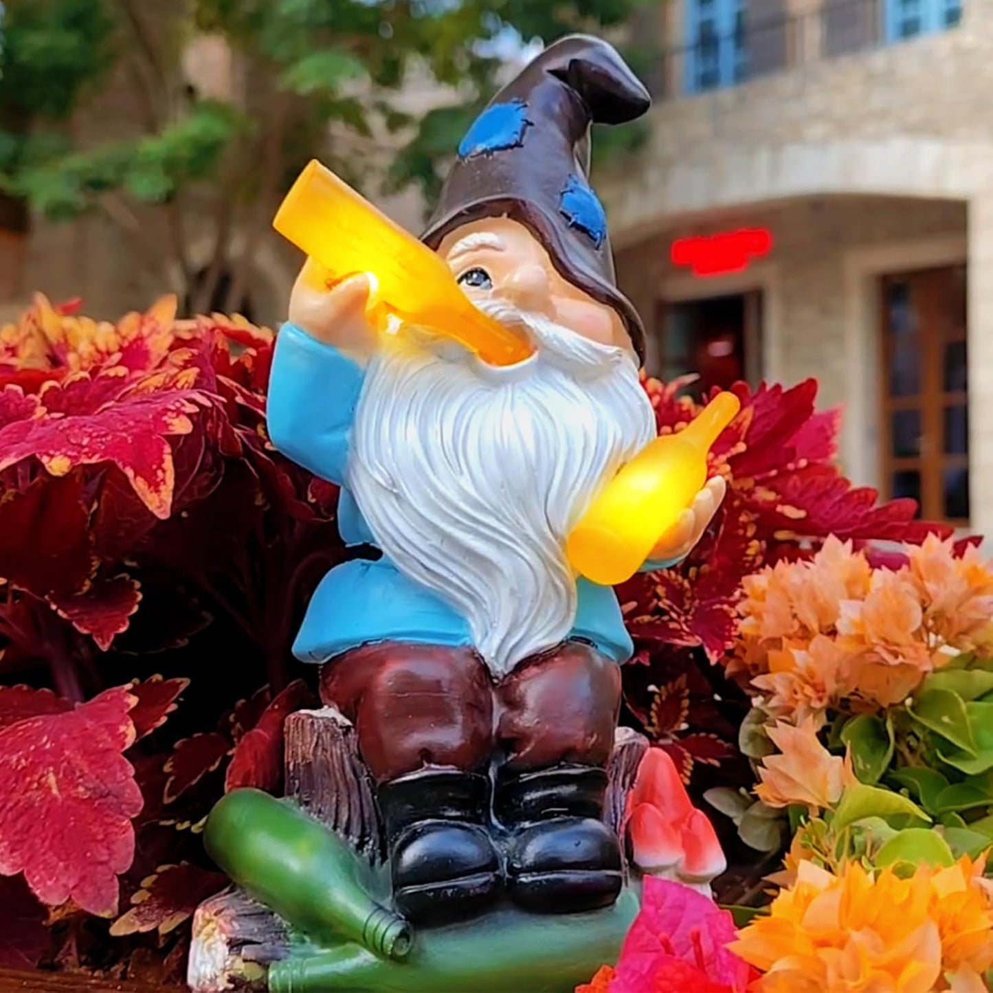 DKJOCKY Gnome Garden Decor Statue with Solar Light Lantern,Birthday Gifts for Women Mom Grandma, Funny Waterproof Resin Figurine Outdoor Decorations for Yard Patio Lawn Balcony Porch