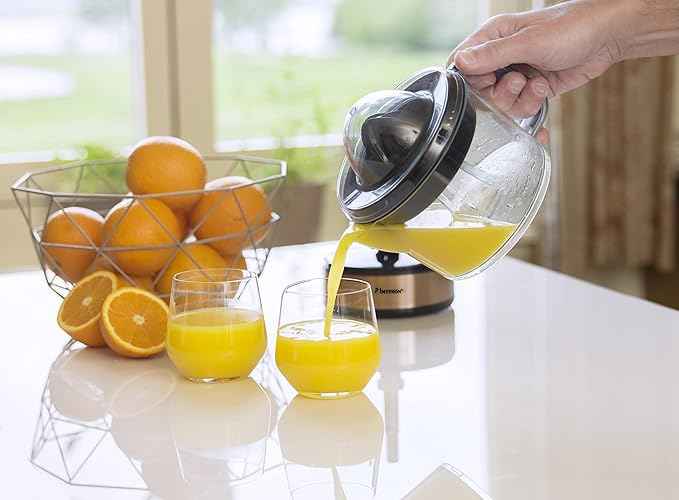 Bestron Juicer, electric citrus and orange juicer, incl. 2 juicer cones and aromatic lid, motor with two directions of rotation (left/right), capacity: 0.7 litres, 40 watts, covers