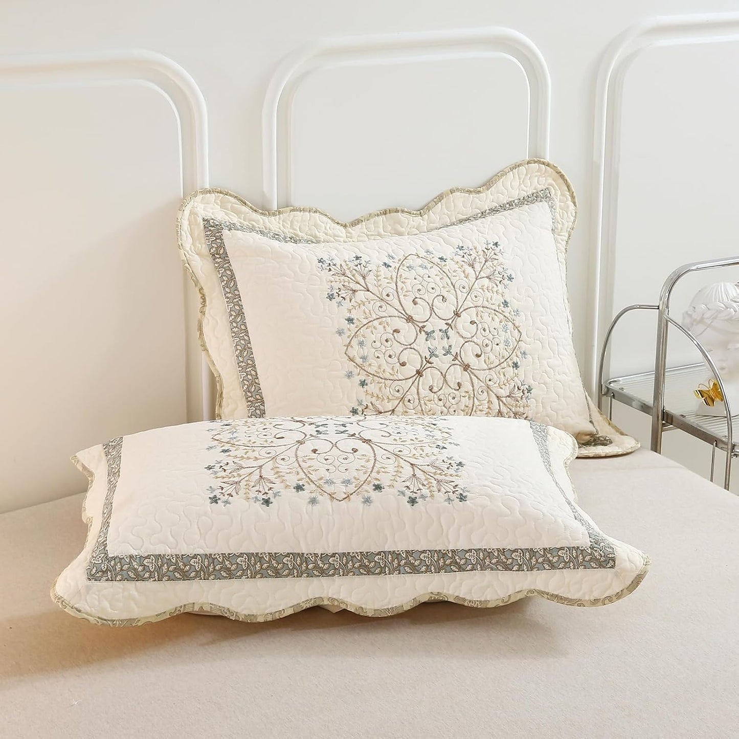 vctops Elegant Embroidered Quilt Set Farmhouse Patchwork Reversible Bedspread Coverlet 3 Piece Cotton Quilted Bedding Set for All Season, 1 Quilt + 2 Pillow Sham (119x117 in)