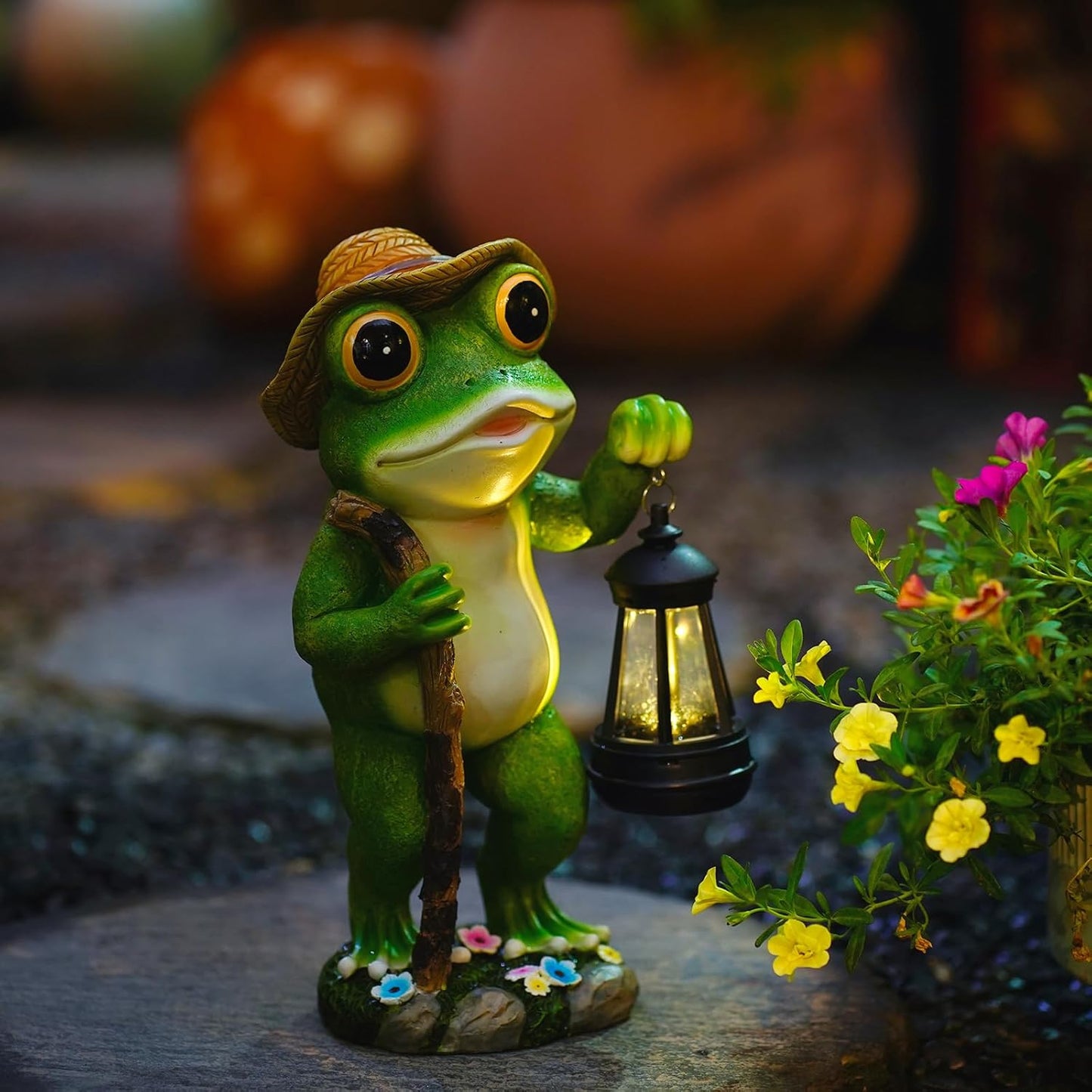twinbling Solar Frog Garden Decor with Lantern Outdoor Statue for Patio Pathway Frog Figurine for Yard Decoration Lawn Ornament Gardening Gifts for Women Mom Grandma