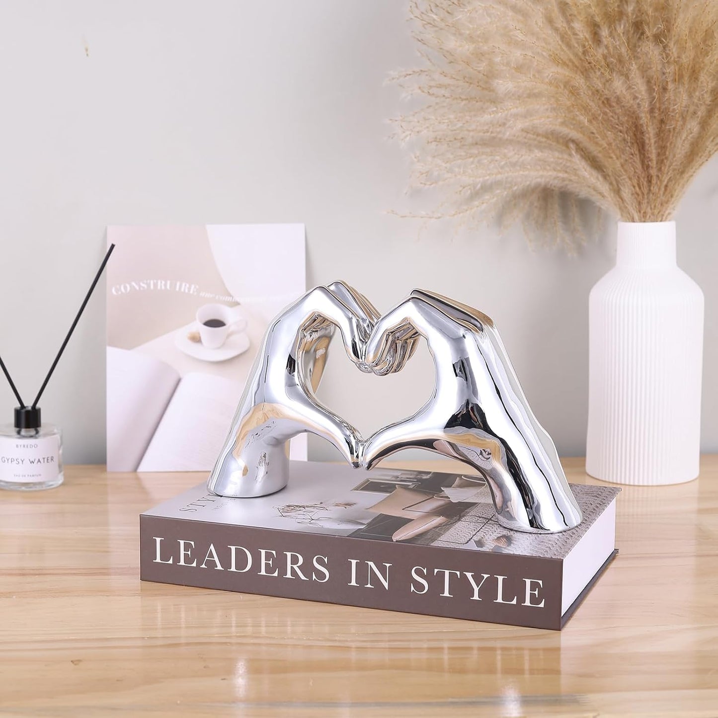 Silver Heart Hands Sculpture , Love Centerpieces Aesthetic Statue and Sculpture Living Room Bedroom Bookshelf Coffe Table Boho Wedding Accents Decorations, Knick Knacks Home Decor for Shelves para