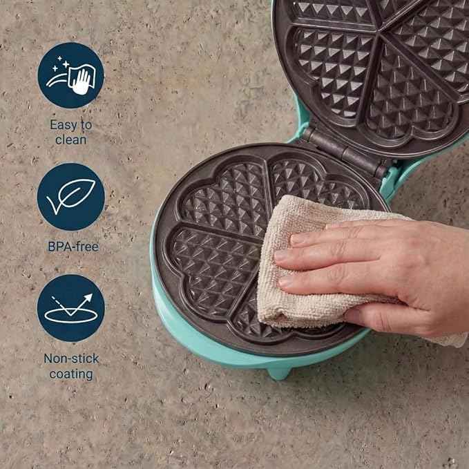 Bestron Waffeleisen für klassische Herzwaffeln, Waffelmaker mit Antihaftbeschichtung für Waffeln in Herzform, Retro Design, 700 Watt, Farbe: Mint