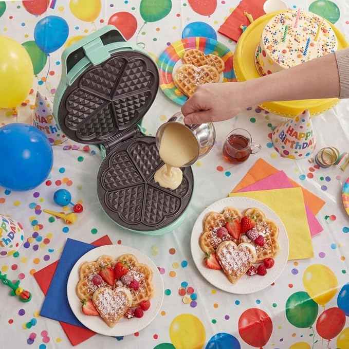 Bestron Waffeleisen für klassische Herzwaffeln, Waffelmaker mit Antihaftbeschichtung für Waffeln in Herzform, Retro Design, 700 Watt, Farbe: Mint