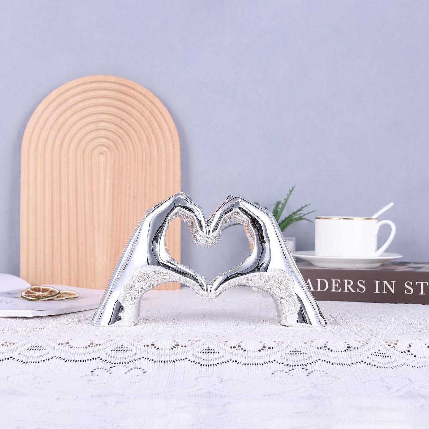 Silver Heart Hands Sculpture , Love Centerpieces Aesthetic Statue and Sculpture Living Room Bedroom Bookshelf Coffe Table Boho Wedding Accents Decorations, Knick Knacks Home Decor for Shelves para