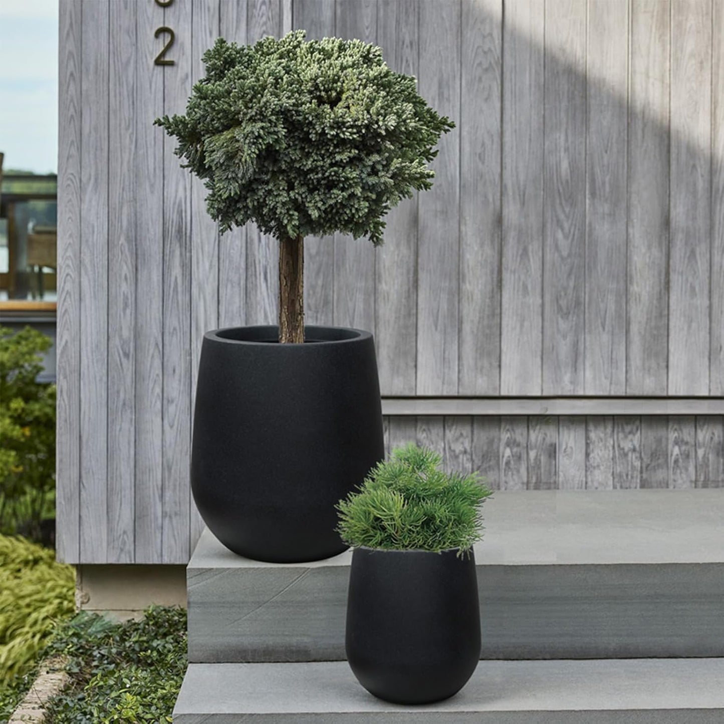 16.9 Inch Plastic Tall Planters for Outdoor Plants,Modern Black Round Tapered Flower Pot for Outdoor and Indoor Plants, Large Plant Pots with Drainage Holes and Rubber Plug for Home Garden Patio