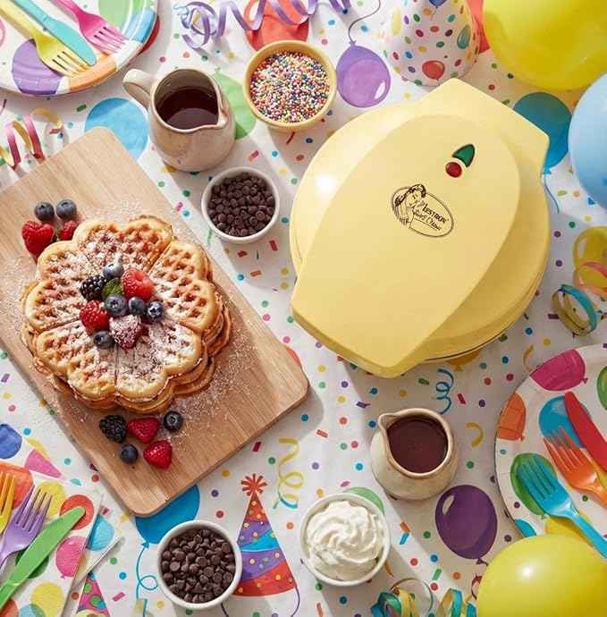Bestron Waffle Maker for Classic Heart Waffles, Waffle Maker for Waffles in Heart Shape with Indicator Light & Non-Stick Coating Retro Design 700 Watt, Colour: Yellow