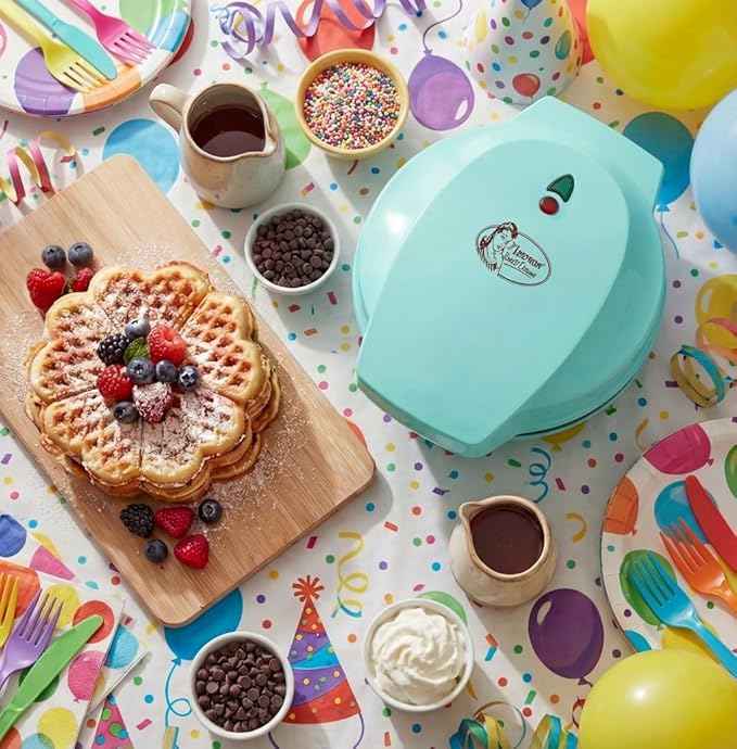 Bestron Waffeleisen für klassische Herzwaffeln, Waffelmaker mit Antihaftbeschichtung für Waffeln in Herzform, Retro Design, 700 Watt, Farbe: Mint