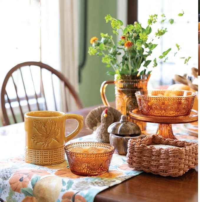 Boston International Vintage-Inspired Glass Serving Bowl with Embossed Floral Pattern for Salad Snacks Dinner, Small 4.75" x 2.25", Umber Codi