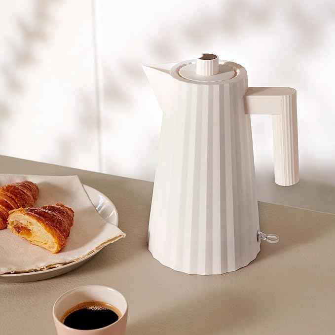 Alessi Plissé MDL06 W/UK Design Electric Kettle, Thermoplastic Resin, 2400 W, 170 cl, White, 21.5 x 33.5 x 21.5