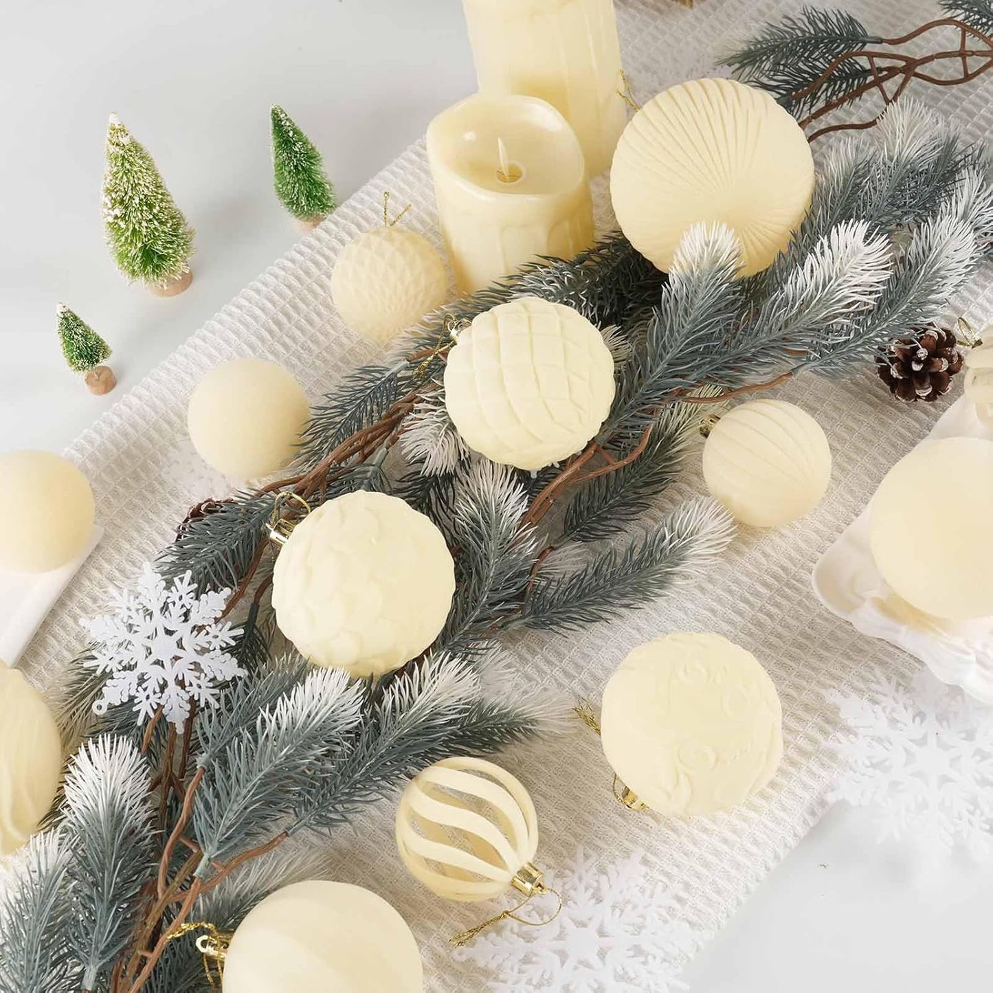 18Pcs Velvet Christmas Tree Ornaments Set, White Flocked Hanging Christmas Balls Ornaments, Shatterproof Decorative Hanging Balls Decorations Assortment for Xmas Tree Holiday Winter Home Party Decor