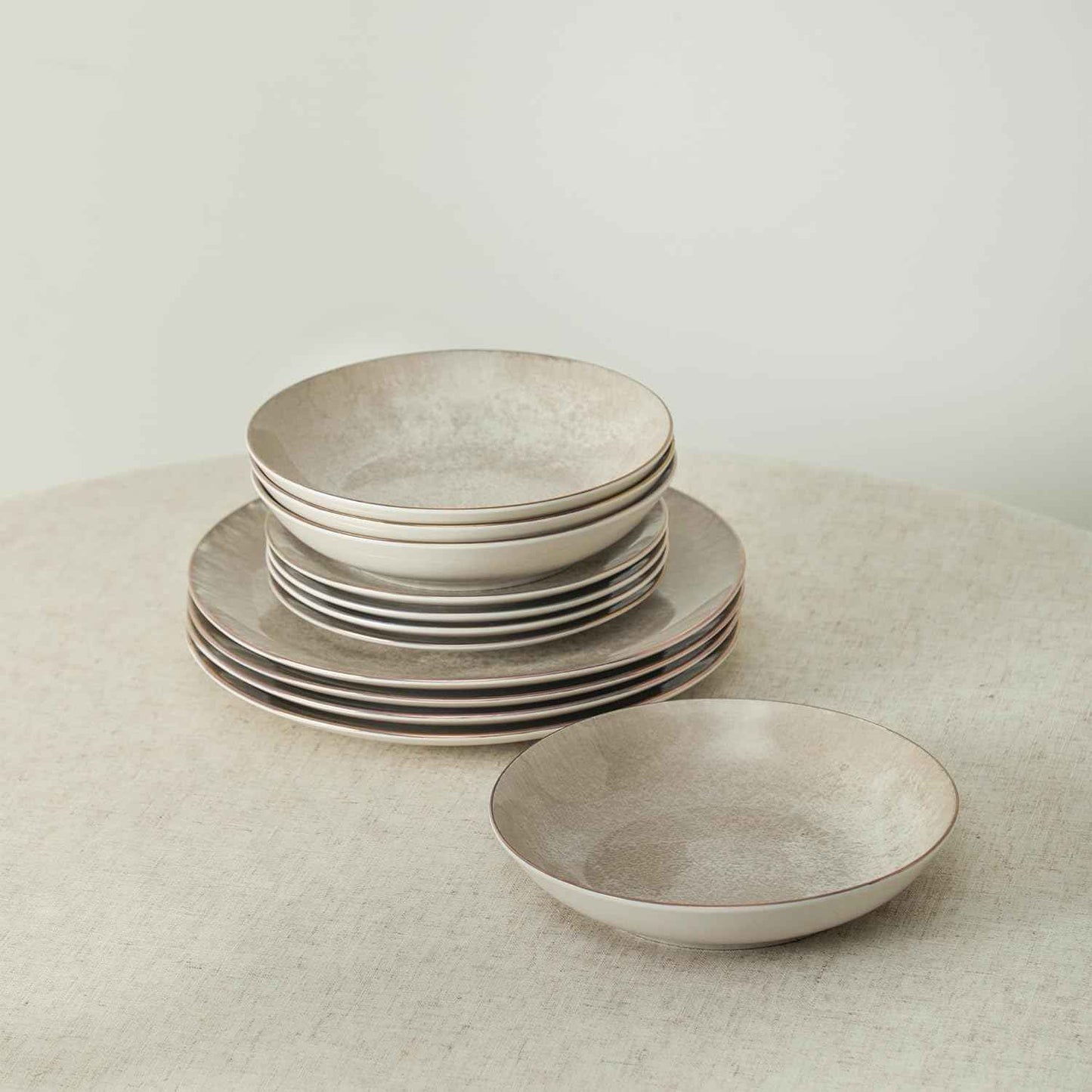 Christian Siriano Onyx 12-Piece Dinnerware Set Porcelain, Plates and Bowls Set, Hand Wash Dish, Dish Set for 4, Beige and Gold