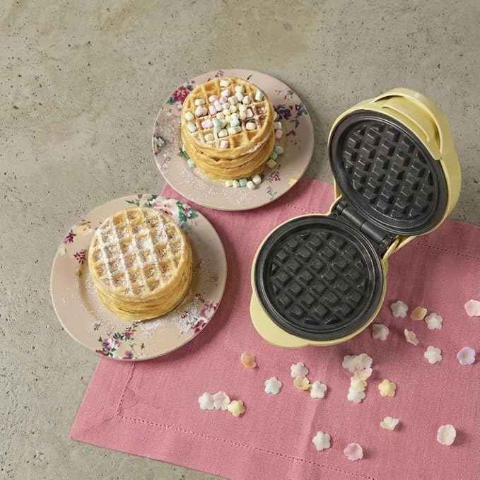 Bestron Mini Waffle Maker, Classic Waffles, Non-Stick Coating, Kids Parties, Family Party, Retro Design, 550 Watt, Yellow