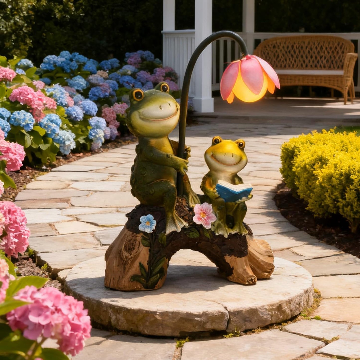 Solar Powered Frog Garden Statue with LED Flower Light, Resin Frog Family Figurine for Outdoor Patio Yard Lawn Decor, Cute Animal Garden Sculpture