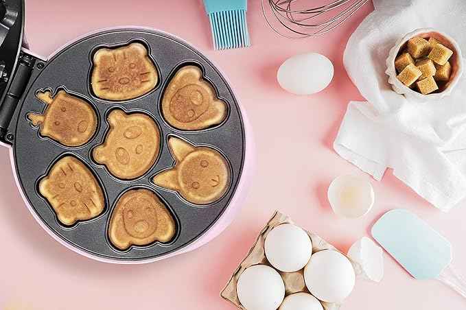 Bestron Mini Cookie Maker with Animal Pattern, Mini Waffle Mould, with Cooking Indicator & Non-Stick Coating, 700 Watts, Colour: Pink AAW700P