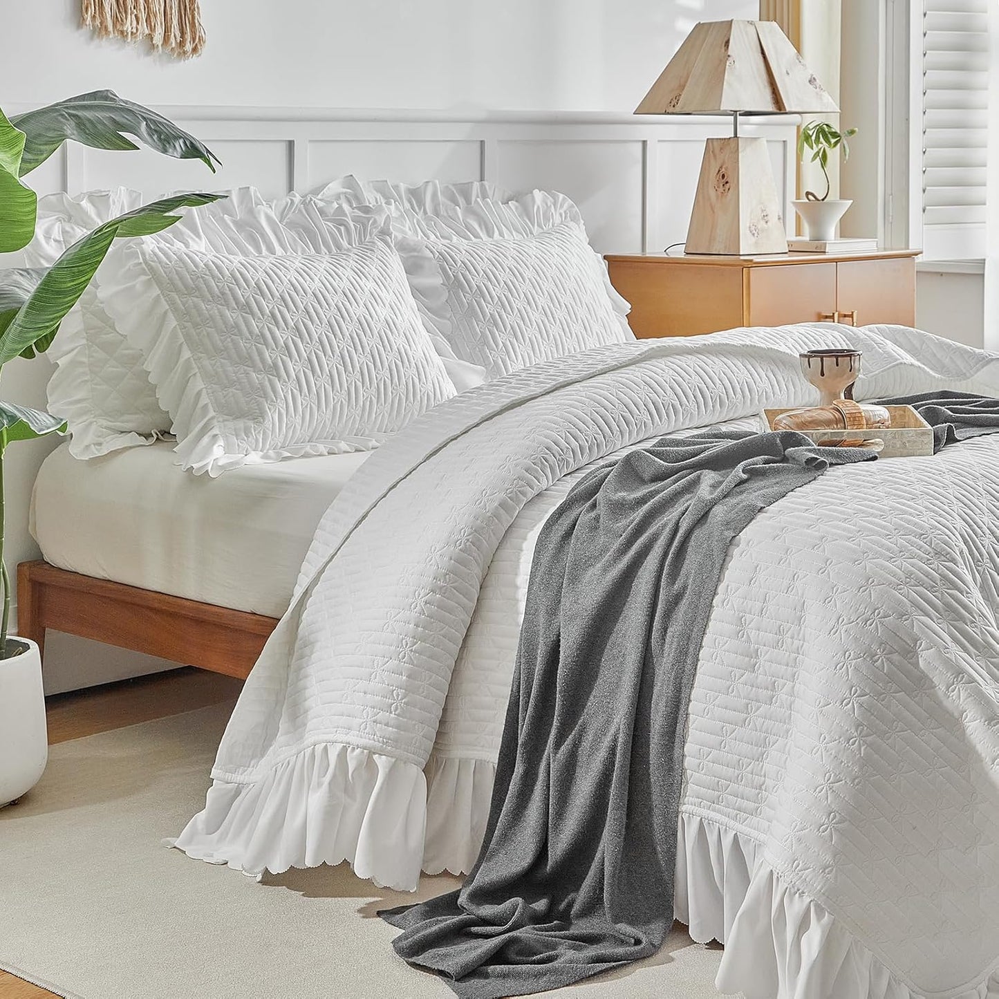Ruffled Quilt Bedding Set King Size 96 * 108 in - 3 Pieces Solid Shabby Chic Farmhouse Ruffles Rustic Coverlet Lightweight Fluffy Summer Oversized Bedspread with Shams for Women Men White