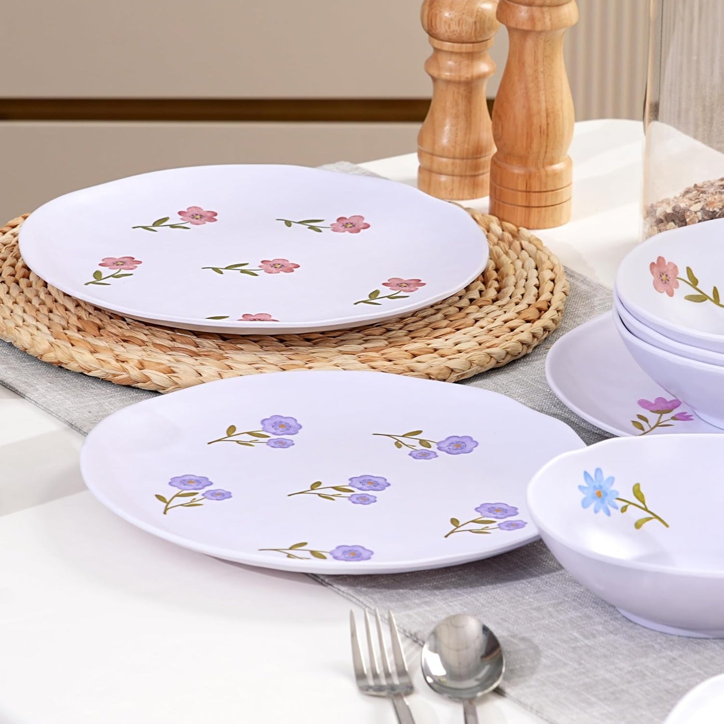 Floral Melamine Dinner Plates Set of 4, 10.5 inches Round Salad Plates, Unbreakable Dessert Plate, Camping Dishes Reusable Dishwasher Safe Plates for Indoor and Outdoor, Break-resistant