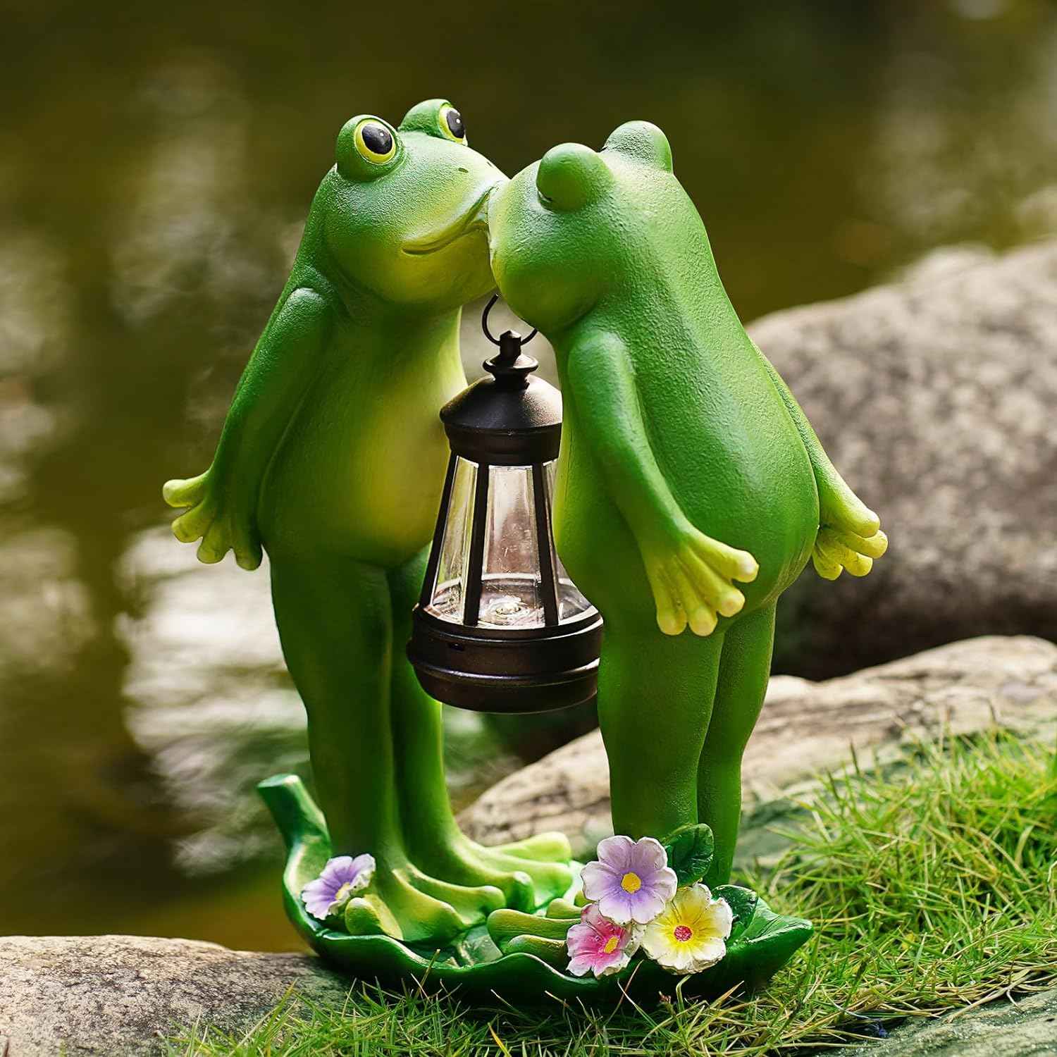 Solar Frogs Statue for Garden Mother's Day Decorations Solar Lantern LED Yard Decorations for Porch Patio,Yard,Lawn - Frog Statue Gifts for Women Mom Grandma (Kiss Frog)