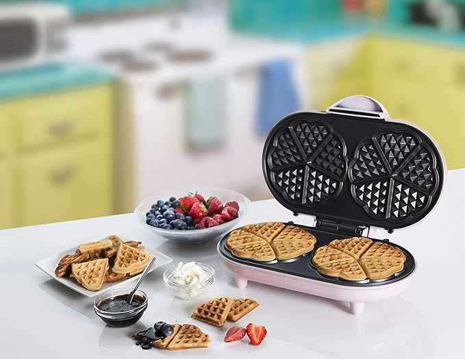 Bestron Double waffle maker for classic heart-shaped waffles, Waffle maker with non-stick coating, Sweet Dreams collection, Color: Pink