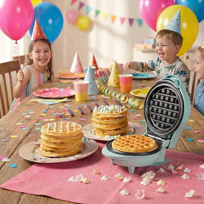 Bestron Mini Waffle Maker for Classic Waffles, Non-Stick Waffle Maker for Children's Parties, Family Party, Easter or Christmas, Retro Design, 550 Watt, Colour: Mint