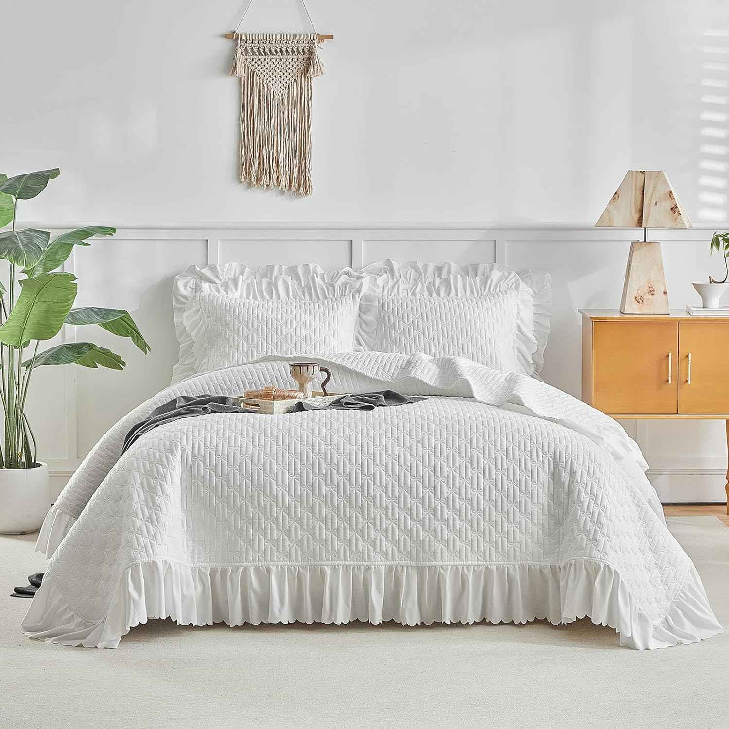 Ruffled Quilt Bedding Set King Size 96 * 108 in - 3 Pieces Solid Shabby Chic Farmhouse Ruffles Rustic Coverlet Lightweight Fluffy Summer Oversized Bedspread with Shams for Women Men White