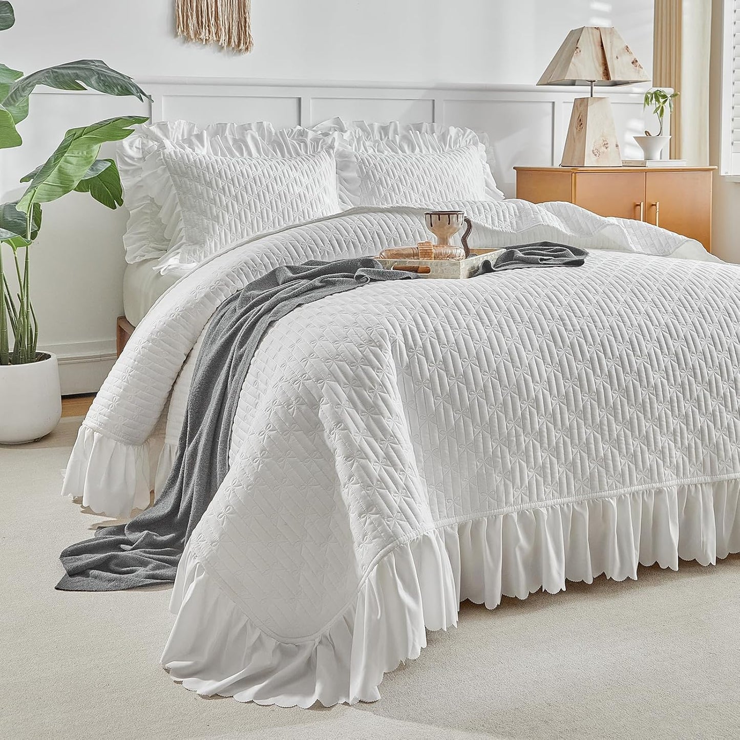 Ruffled Quilt Bedding Set King Size 96 * 108 in - 3 Pieces Solid Shabby Chic Farmhouse Ruffles Rustic Coverlet Lightweight Fluffy Summer Oversized Bedspread with Shams for Women Men White