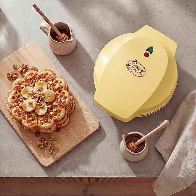 Bestron Waffle Maker for Classic Heart Waffles, Waffle Maker for Waffles in Heart Shape with Indicator Light & Non-Stick Coating Retro Design 700 Watt, Colour: Yellow