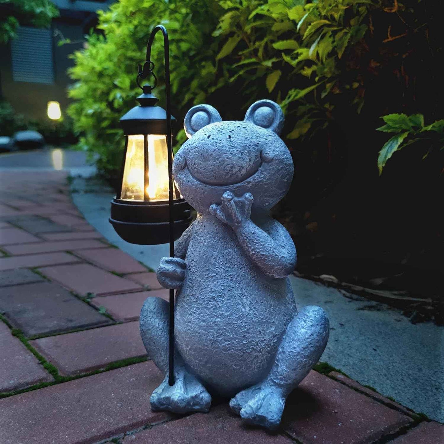 Frog Solar Garden Statues,Resin Frog Figurine Decorations with Solar Lights Lantern, Outdoor Figurines Lawn Garden Statue Decor Art for Lawn,Yard,Balcony Ornament,Gift for Home Mom.