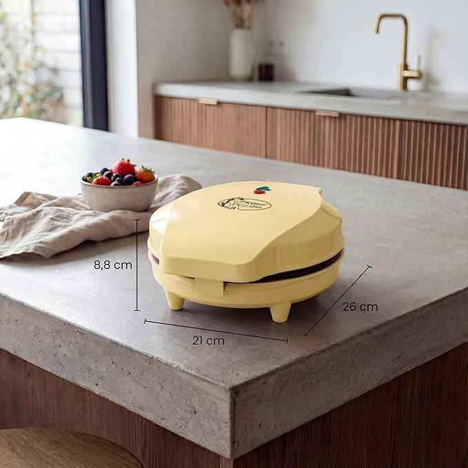 Bestron Waffle Maker for Classic Heart Waffles, Waffle Maker for Waffles in Heart Shape with Indicator Light & Non-Stick Coating Retro Design 700 Watt, Colour: Yellow