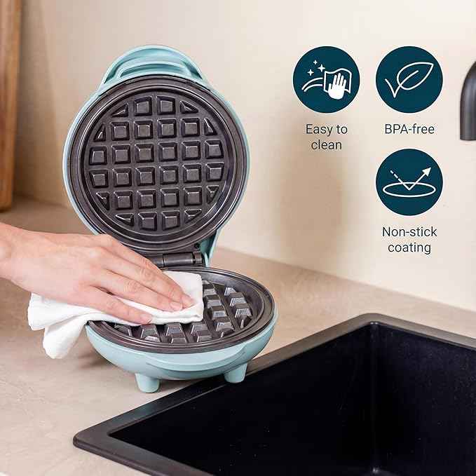 Bestron Mini Waffle Maker for Classic Waffles, Non-Stick Waffle Maker for Children's Parties, Family Party, Easter or Christmas, Retro Design, 550 Watt, Colour: Mint