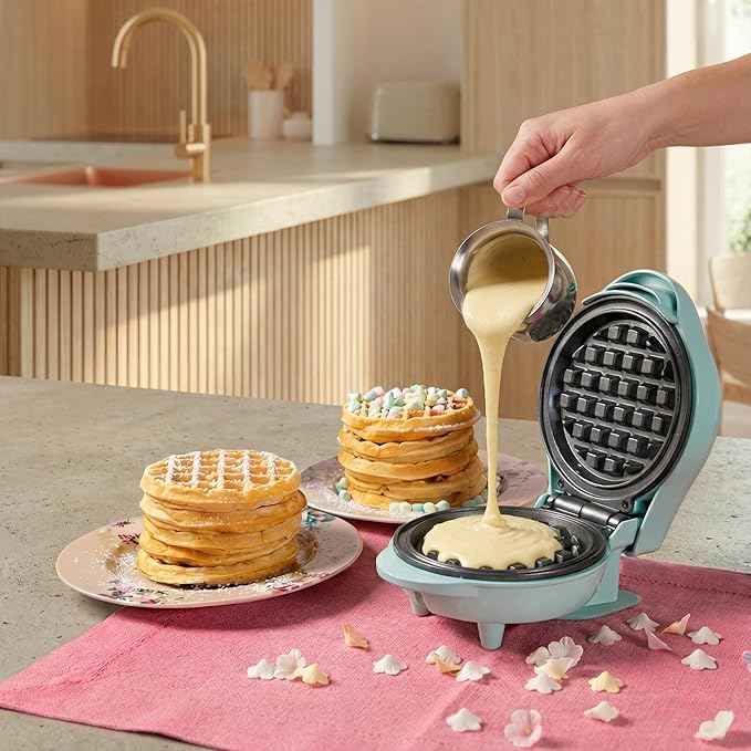 Bestron Mini Waffle Maker for Classic Waffles, Non-Stick Waffle Maker for Children's Parties, Family Party, Easter or Christmas, Retro Design, 550 Watt, Colour: Mint