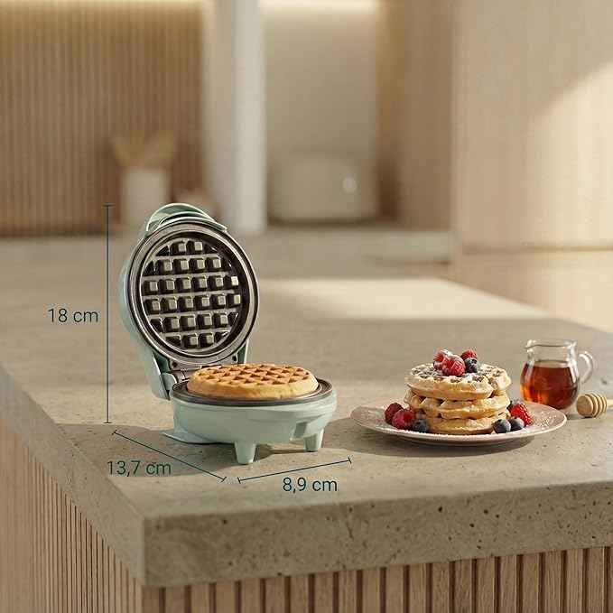 Bestron Mini Waffle Maker for Classic Waffles, Non-Stick Waffle Maker for Children's Parties, Family Party, Easter or Christmas, Retro Design, 550 Watt, Colour: Mint