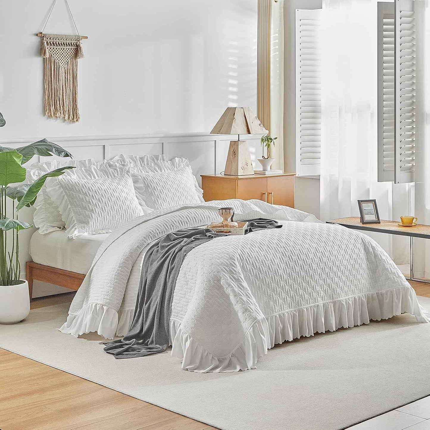 Ruffled Quilt Bedding Set King Size 96 * 108 in - 3 Pieces Solid Shabby Chic Farmhouse Ruffles Rustic Coverlet Lightweight Fluffy Summer Oversized Bedspread with Shams for Women Men White