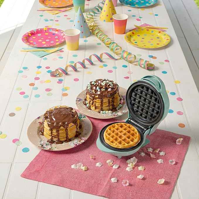 Bestron Mini Waffle Maker for Classic Waffles, Non-Stick Waffle Maker for Children's Parties, Family Party, Easter or Christmas, Retro Design, 550 Watt, Colour: Mint