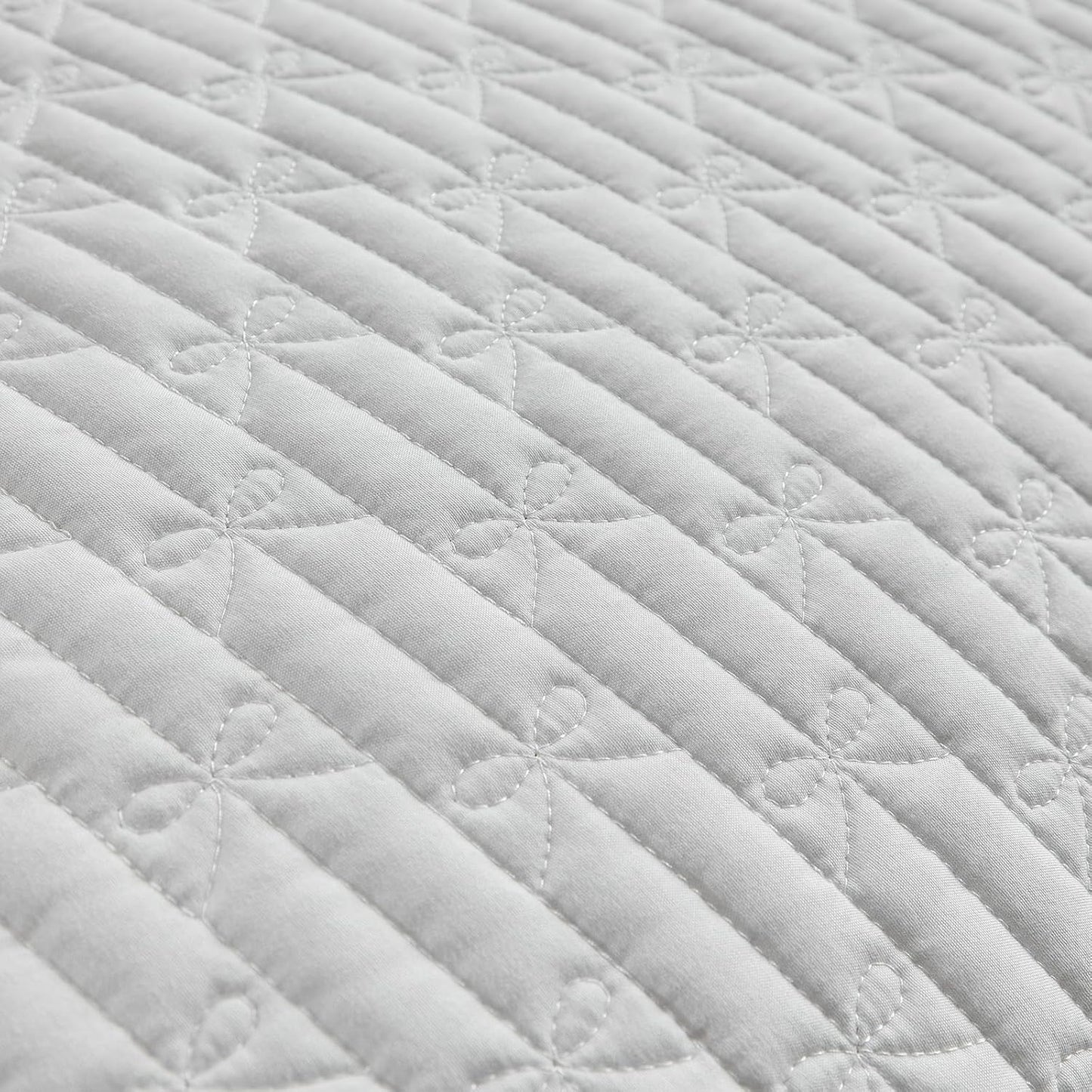 Ruffled Quilt Bedding Set King Size 96 * 108 in - 3 Pieces Solid Shabby Chic Farmhouse Ruffles Rustic Coverlet Lightweight Fluffy Summer Oversized Bedspread with Shams for Women Men White