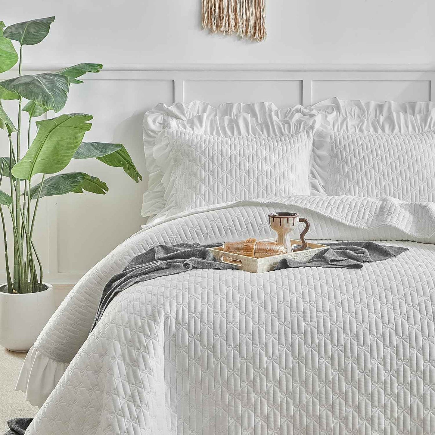 Ruffled Quilt Bedding Set King Size 96 * 108 in - 3 Pieces Solid Shabby Chic Farmhouse Ruffles Rustic Coverlet Lightweight Fluffy Summer Oversized Bedspread with Shams for Women Men White