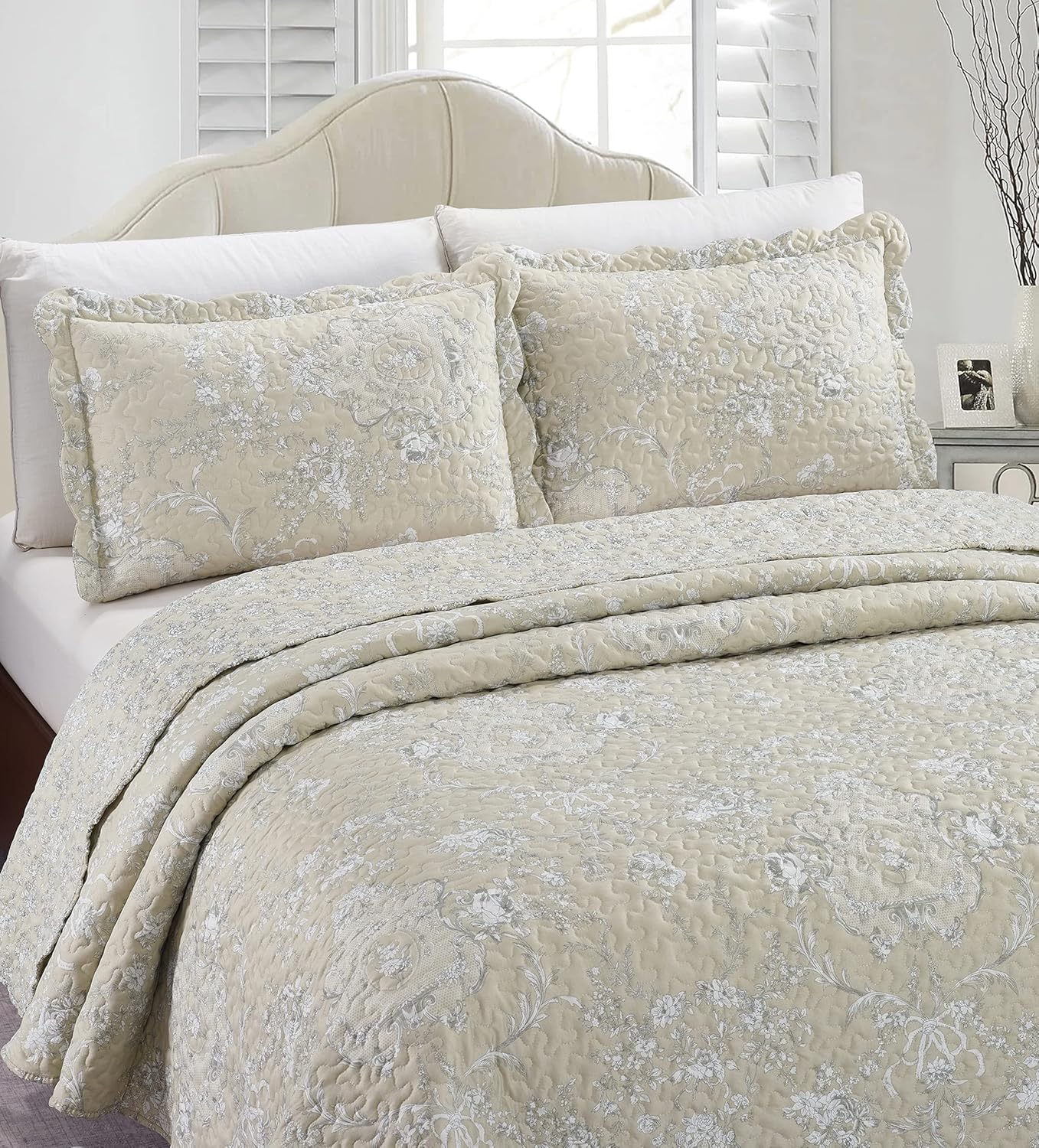 Brilliant Sunshine Classic Grey Floral Toile in Beige Background, 3-Piece Quilt Set with 2 Shams, Reversible Bedspread, Soft Lightweight Coverlet, All-Season, Full/Queen, Beige