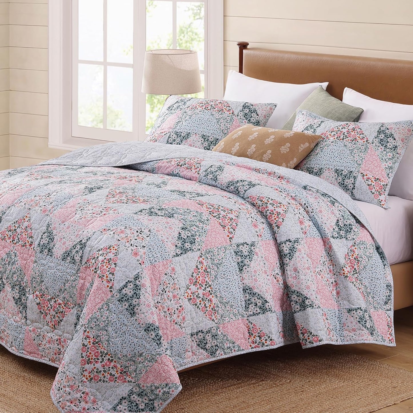 BLOOMHAVEN Quilt Set Queen Size, Patchwork Pink Floral Quilt Sets, Reversible Bedspread Lightweight and Breathable for All Seasons, Soft Quilted Bedspread with 2 Pillow Shams