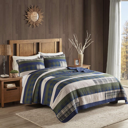 Woolrich Spruce Hill Reversible Quilt Set - Cottage Styling Reversed to Solid Color, All Season Lightweight Coverlet, Cozy Bedding Layer, Matching Shams, Oversized King/Cal King, Stripes Green 3 Piece