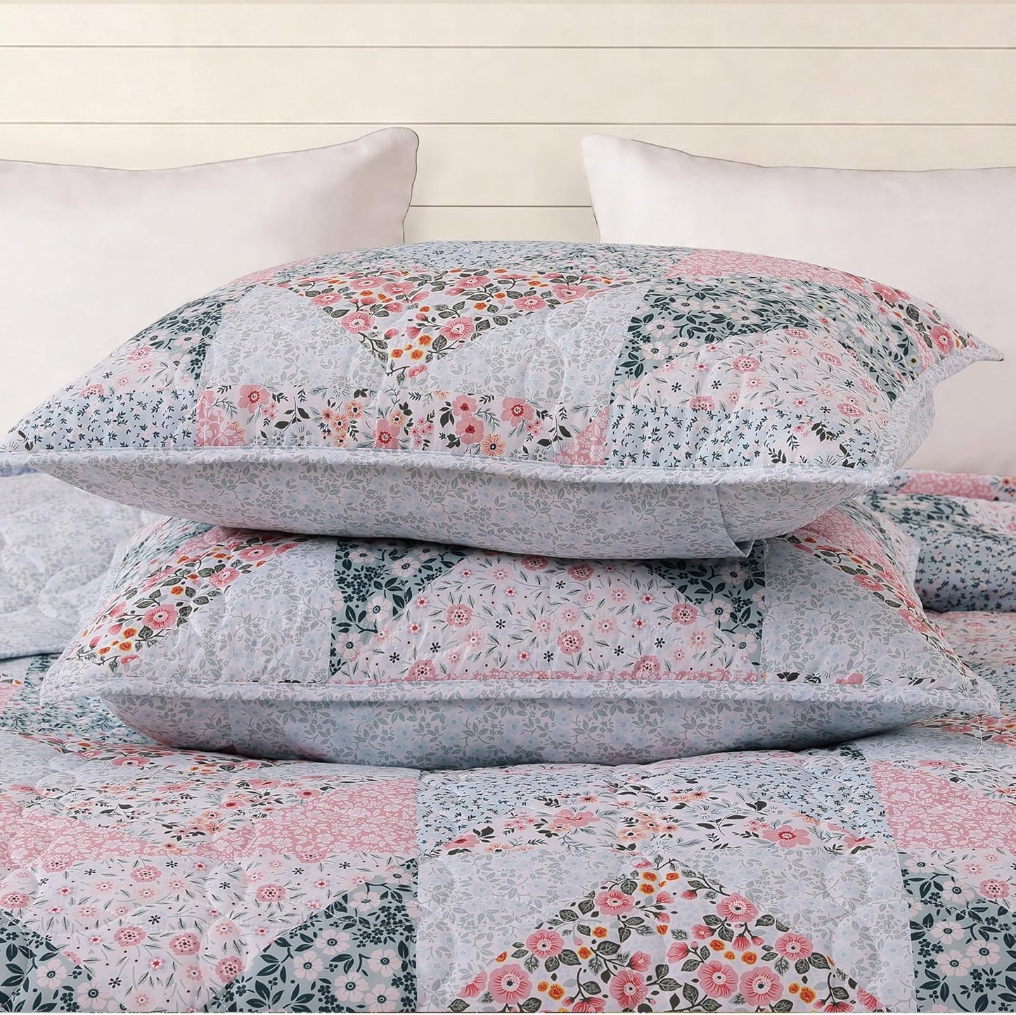 BLOOMHAVEN Quilt Set Queen Size, Patchwork Pink Floral Quilt Sets, Reversible Bedspread Lightweight and Breathable for All Seasons, Soft Quilted Bedspread with 2 Pillow Shams