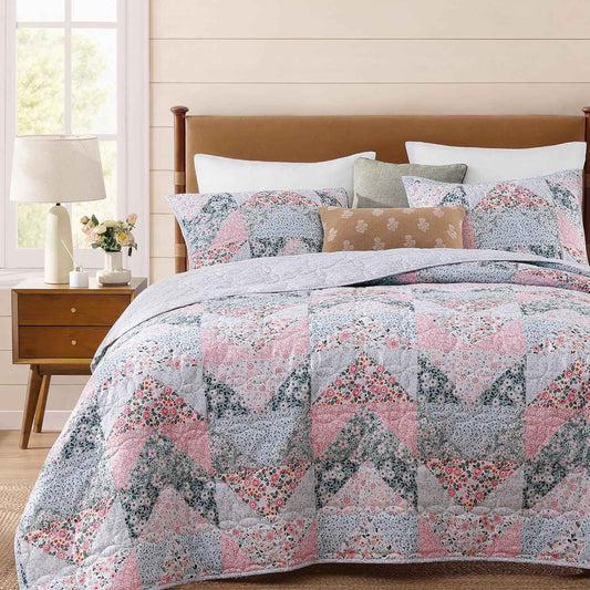 BLOOMHAVEN Quilt Set Queen Size, Patchwork Pink Floral Quilt Sets, Reversible Bedspread Lightweight and Breathable for All Seasons, Soft Quilted Bedspread with 2 Pillow Shams